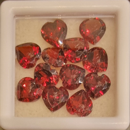 12 naturlige røde granater – hjerteslip – 11,61 ct totalt