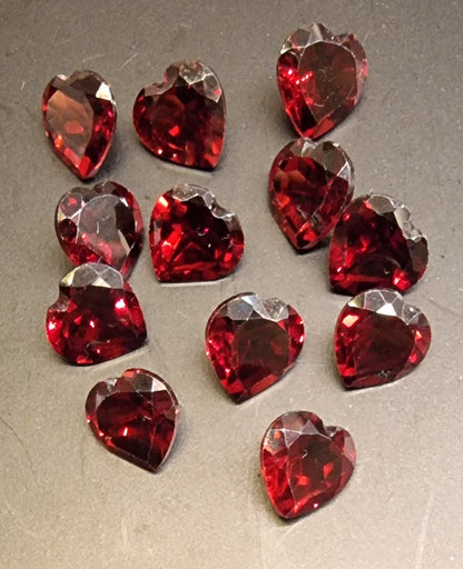 12 naturlige røde granater – hjerteslip – 11,61 ct totalt