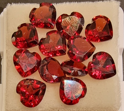 12 naturlige røde granater – hjerteslip – 11,61 ct totalt