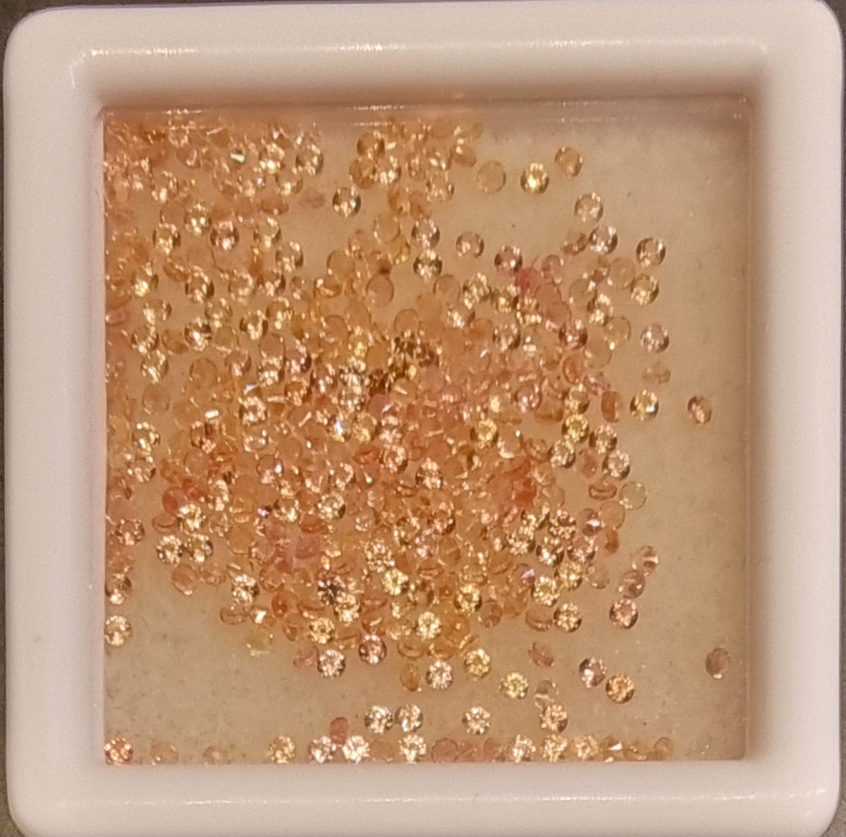 370 naturlige gul- og oransjefargede safirer – 2,39 ct