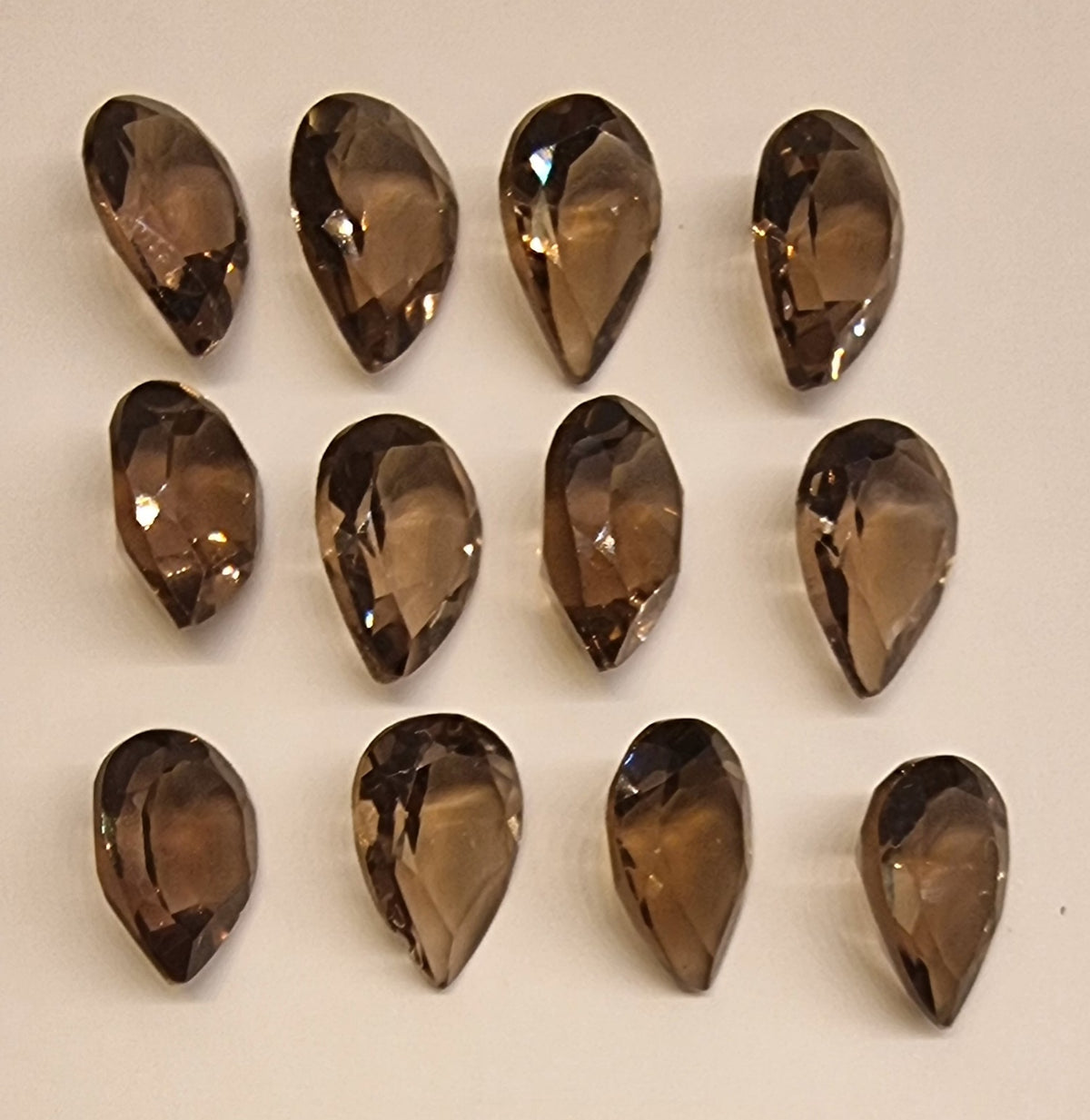 12 pæreslipte røykkvartser – 20,59 ct totalt