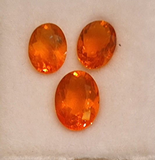NATURLIG MEKSIKANSK ILDOPAL – 3 OVALSLIPTE STEINER – 1,98 CT