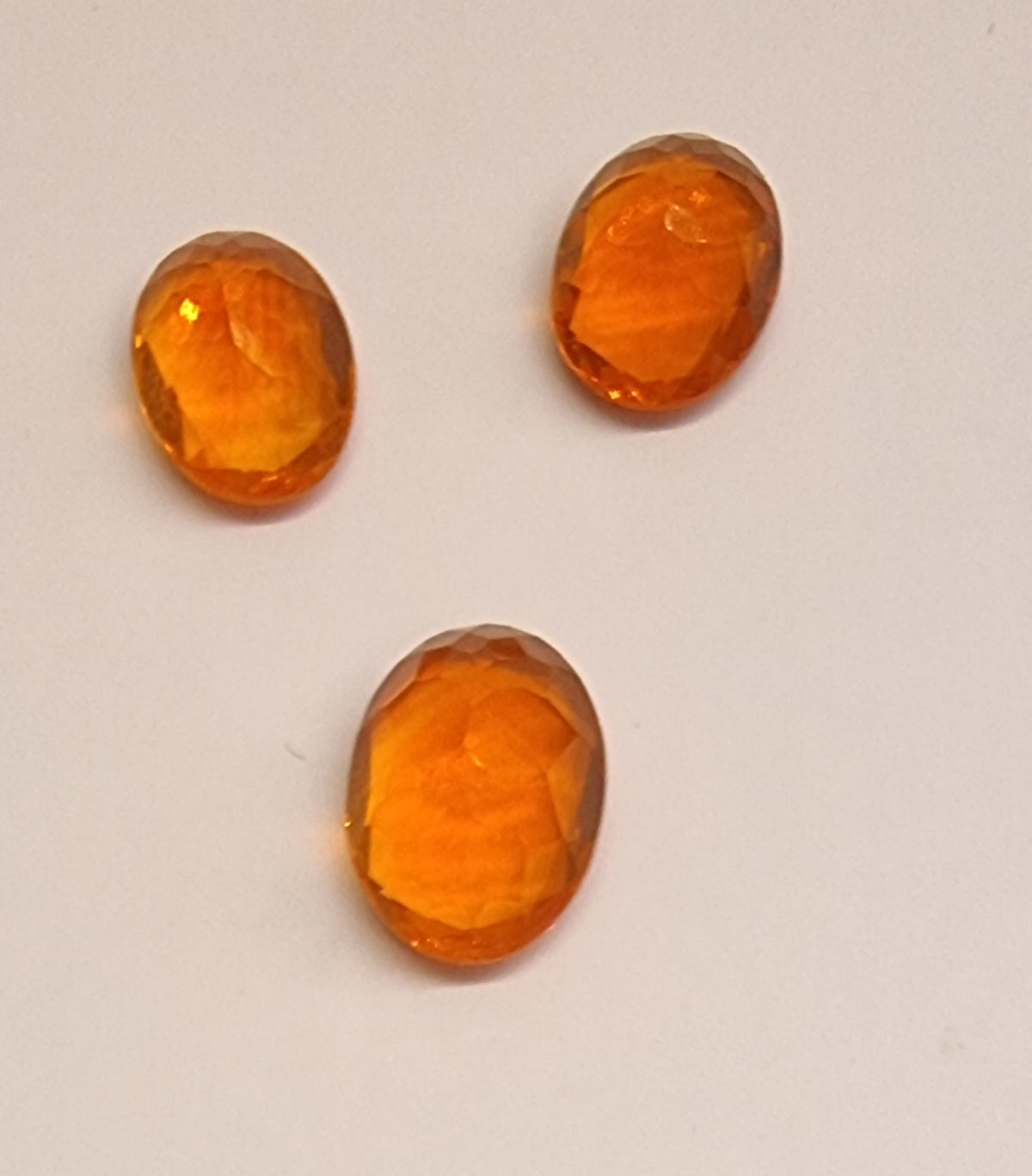 NATURLIG MEKSIKANSK ILDOPAL – 3 OVALSLIPTE STEINER – 1,98 CT