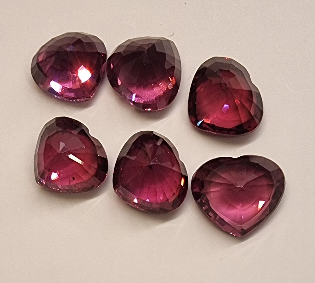RHODOLITTGRANAT – 6 HJERTESLIPTE STEINER – 8,33 CT