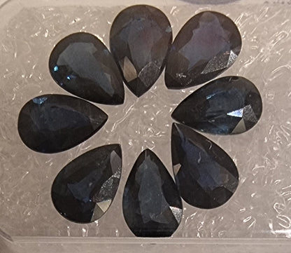 NATURLIG DYPBLÅ SAFIR – 8 PÆRESLIPTE STEINER – 3,64 CT – ALGT-RAPPORT