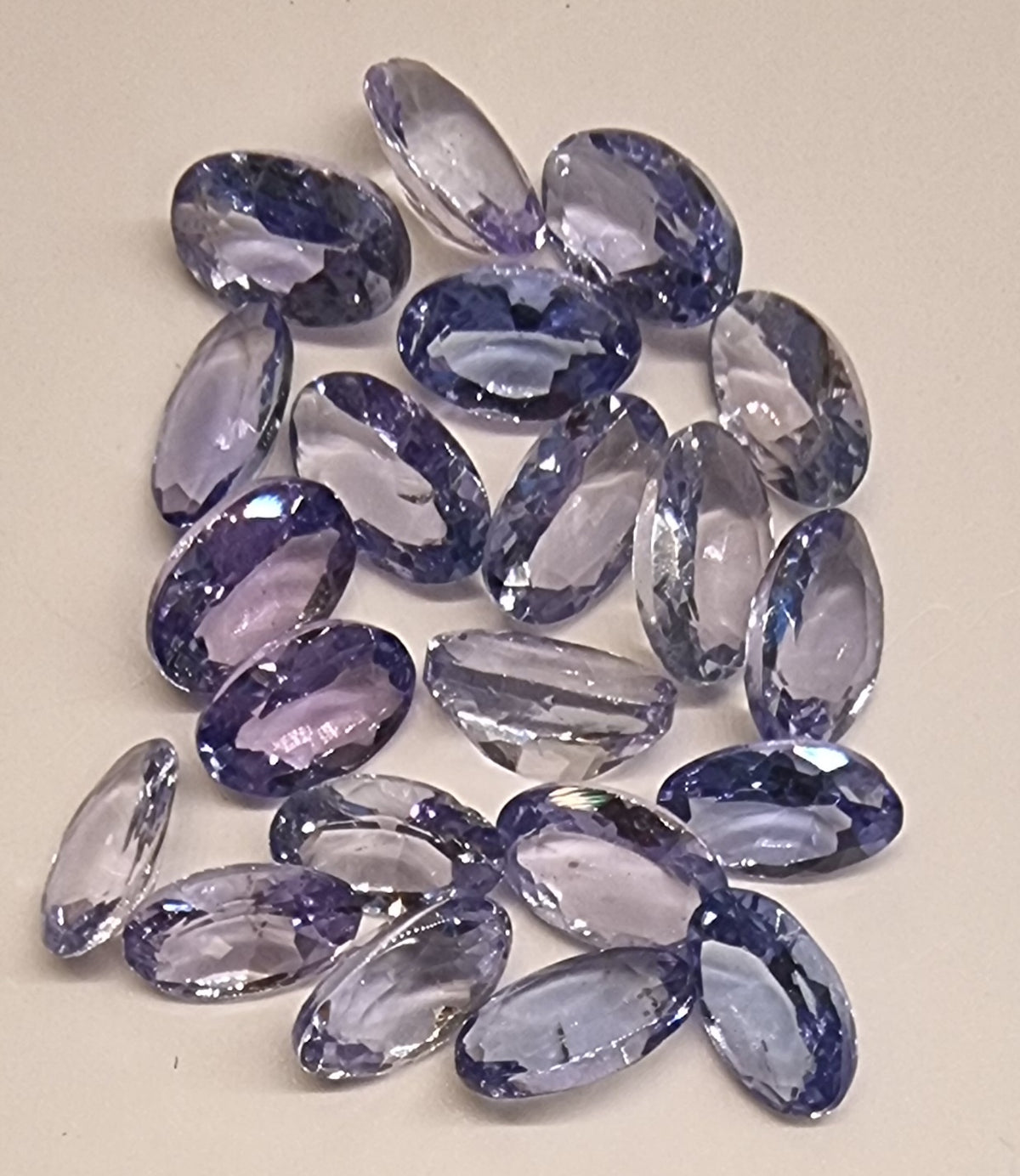 NATURLIG TANZANITT – OVALSLIPT – CA. 5 × 3 MM