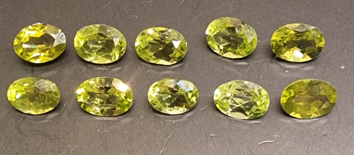 Naturlig peridot – oval fasettslipt – ca. 7 × 5 mm