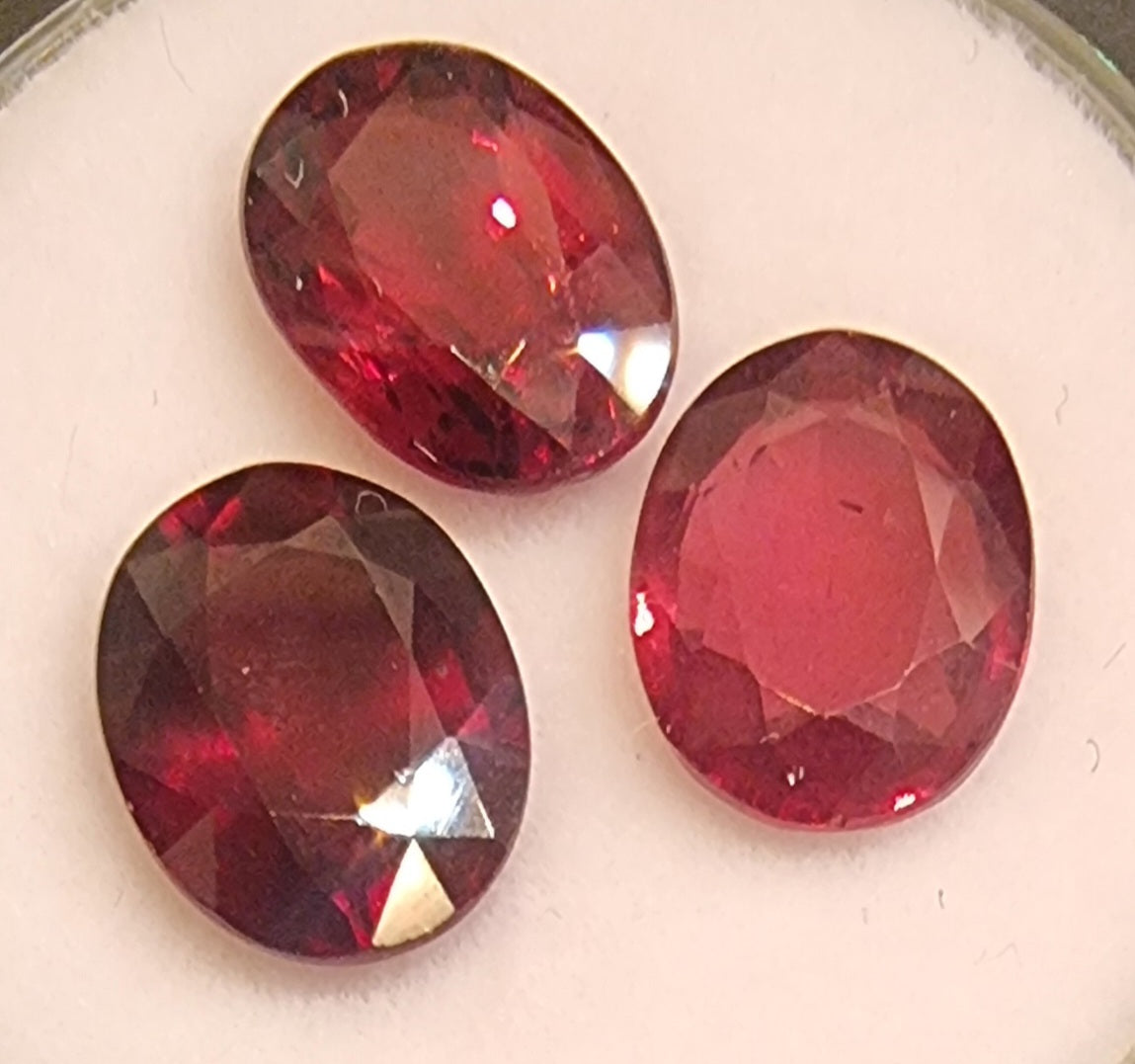 Naturlig rød granat – oval – ca. 9 × 7 mm