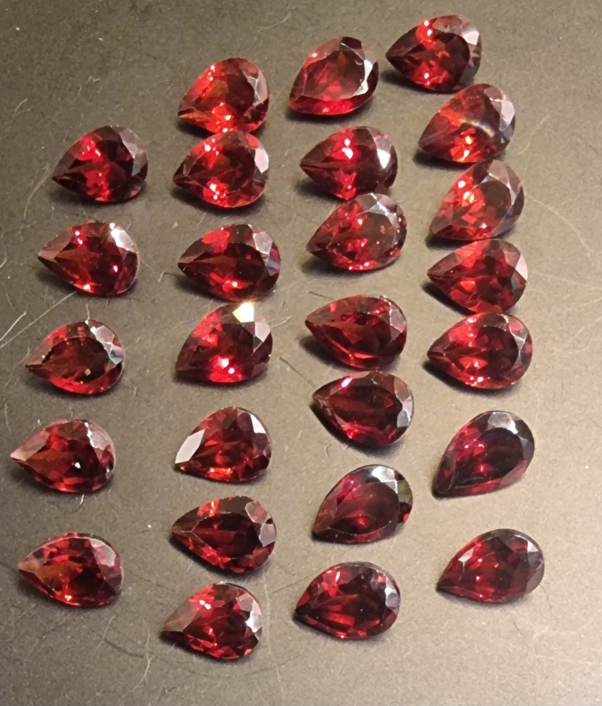 Rød granat – pæreslipt – ca. 7 × 5 mm