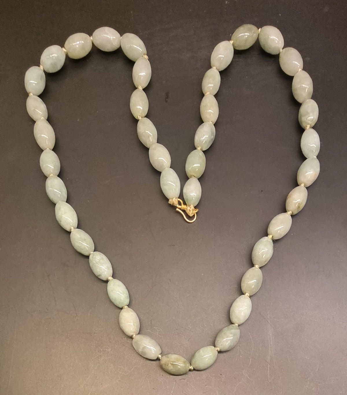 Jadeitt halskjede – 7 mm perler – 18 kt gulllås