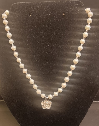 Perlehalskjede med rose – 925 sterling sølv