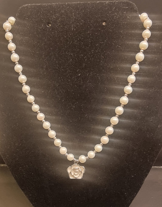 Perlehalskjede med rose – 925 sterling sølv