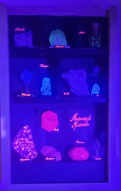 Fluorescerende mineralsamling i monter – med UV-belysning