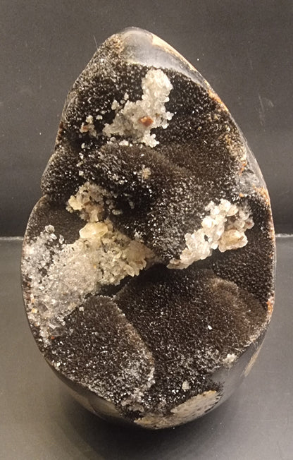 Septarie med mørk druzy og kalsittkrystaller – 1,05 kg