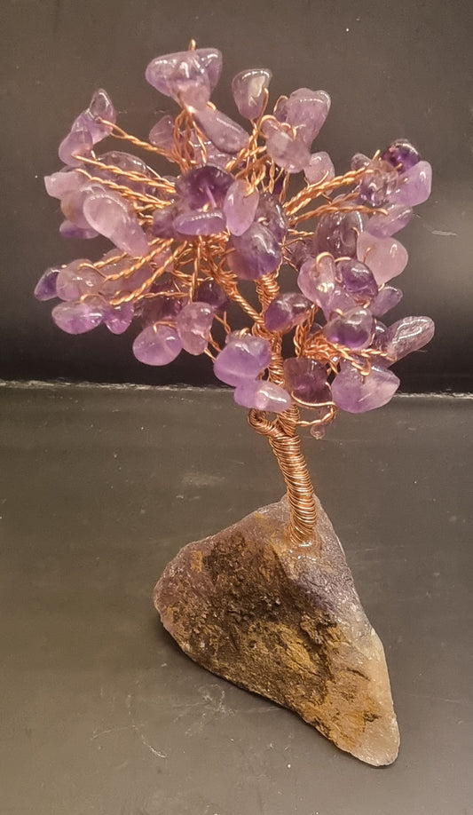 Ametysttre på naturstein – 11 cm
