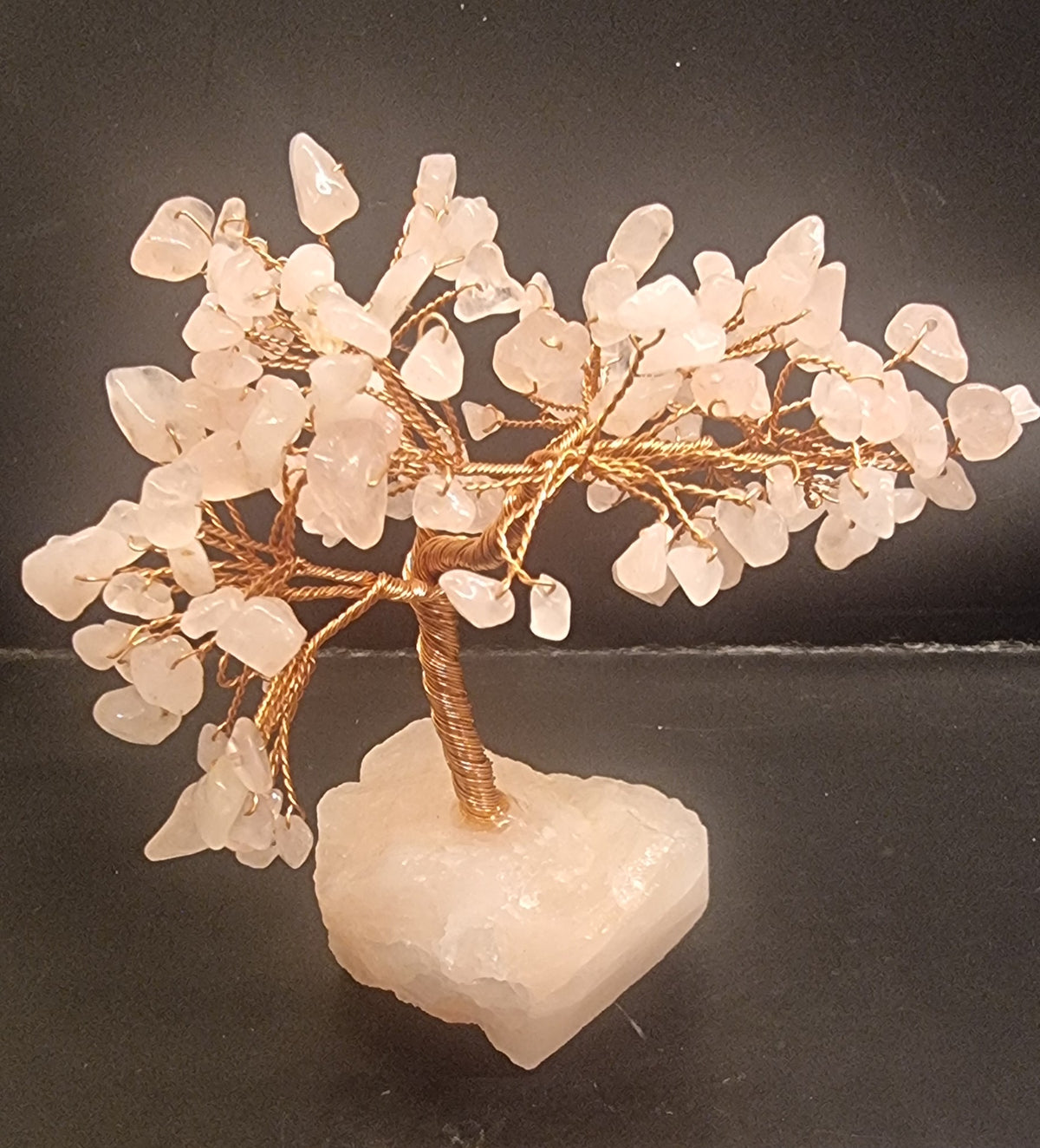 Rosenkvartstre på naturstein – 13 cm