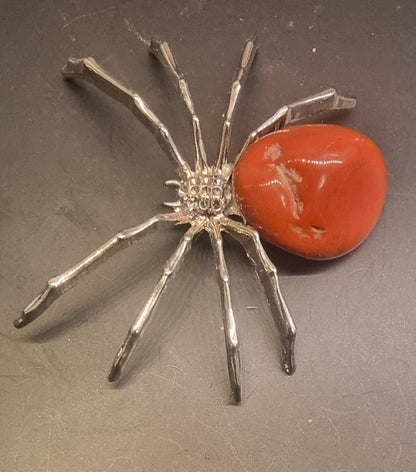 Edderkopp med rød jaspis – 6,5 cm