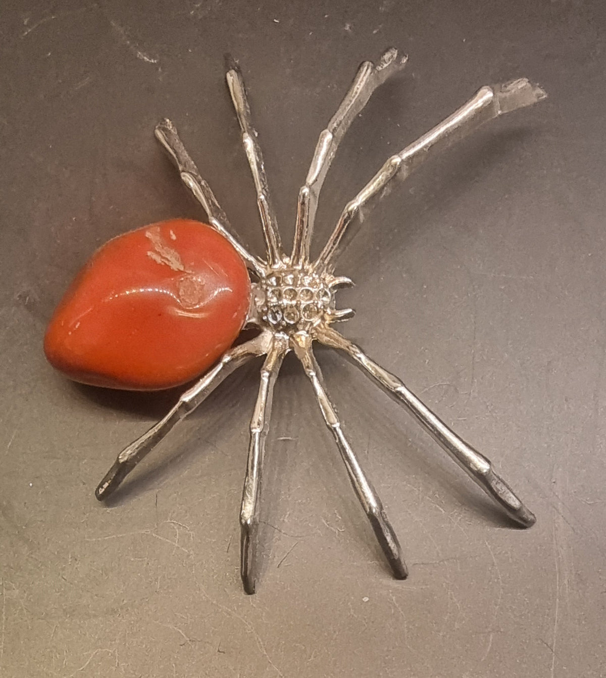 Edderkopp med rød jaspis – 6,5 cm