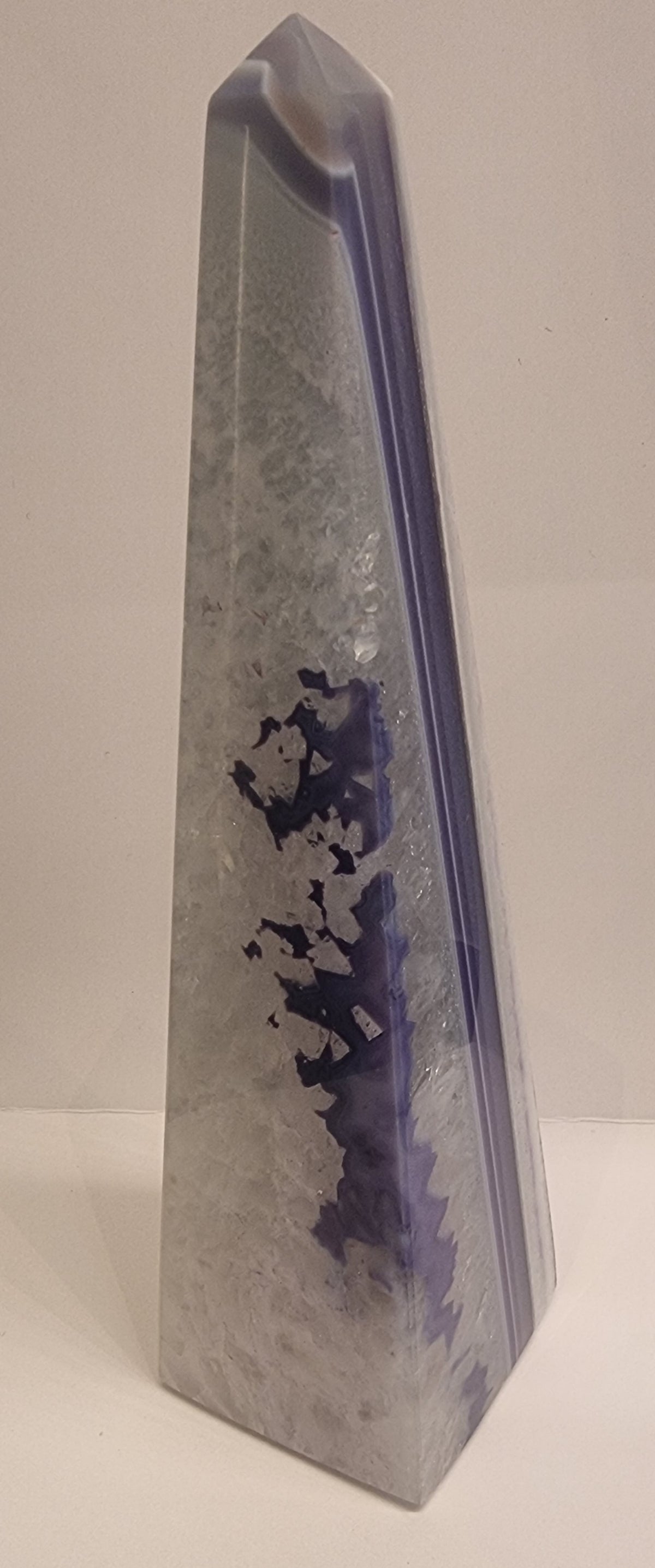 Agat-tårn med lilla bånd og krystallisering – 18,8 cm