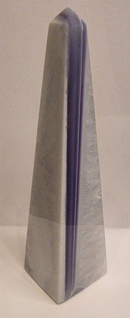 Agat-tårn med lilla bånd og krystallisering – 18,8 cm
