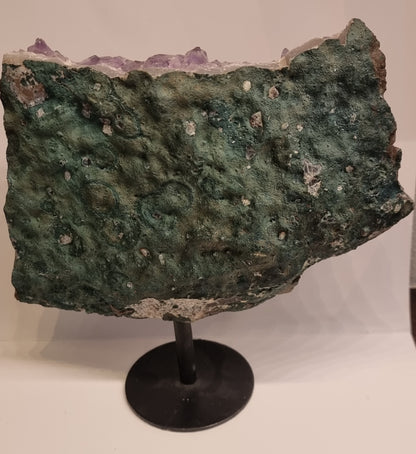 AMETYSTKRYSTALLGRUPPE PÅ METALLSTATIV