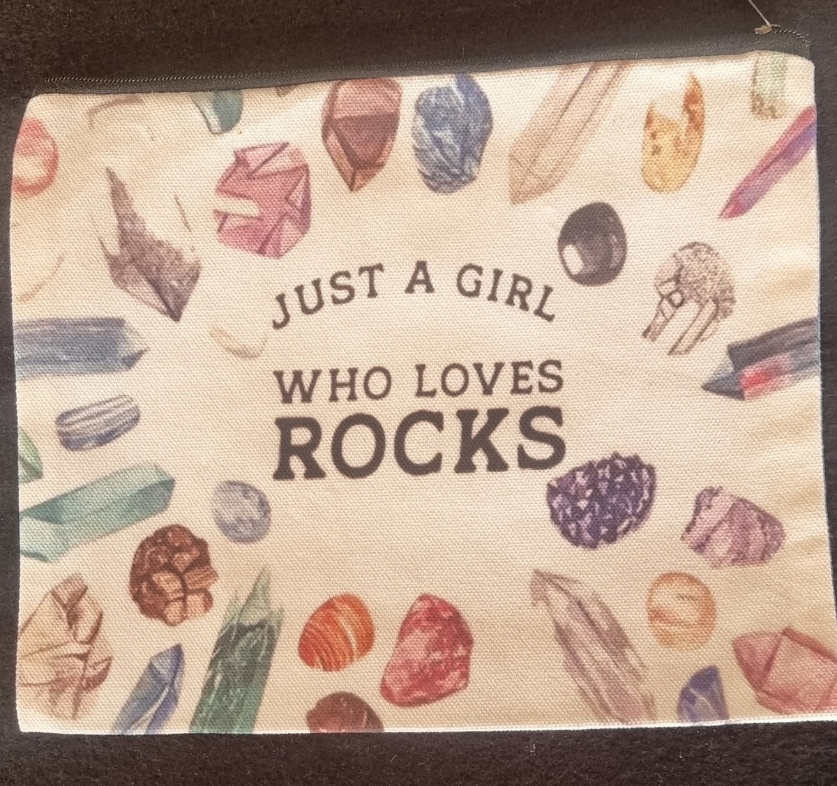 TOALETTVESKE MED MINERALMOTIV – «JUST A GIRL WHO LOVES ROCKS»