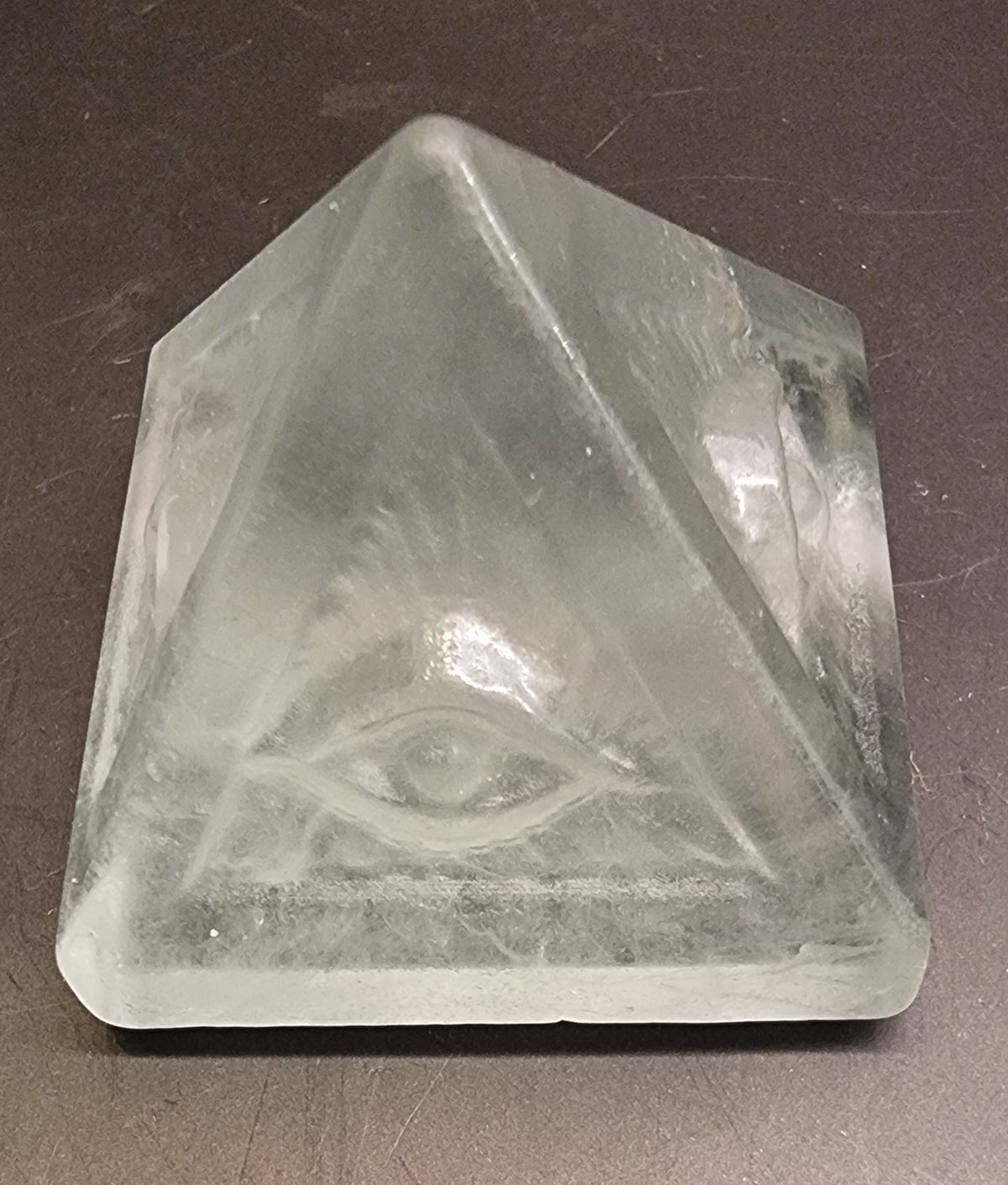 LYS GRØNN FLUORITTPYRAMIDE MED ØYEMOTIV – 40 mm