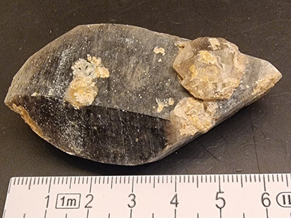 RØYKKVARTS MED NATURLIG MINERALBELEGG