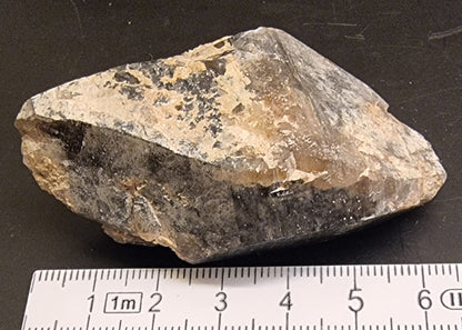 RØYKKVARTS MED NATURLIG MINERALBELEGG