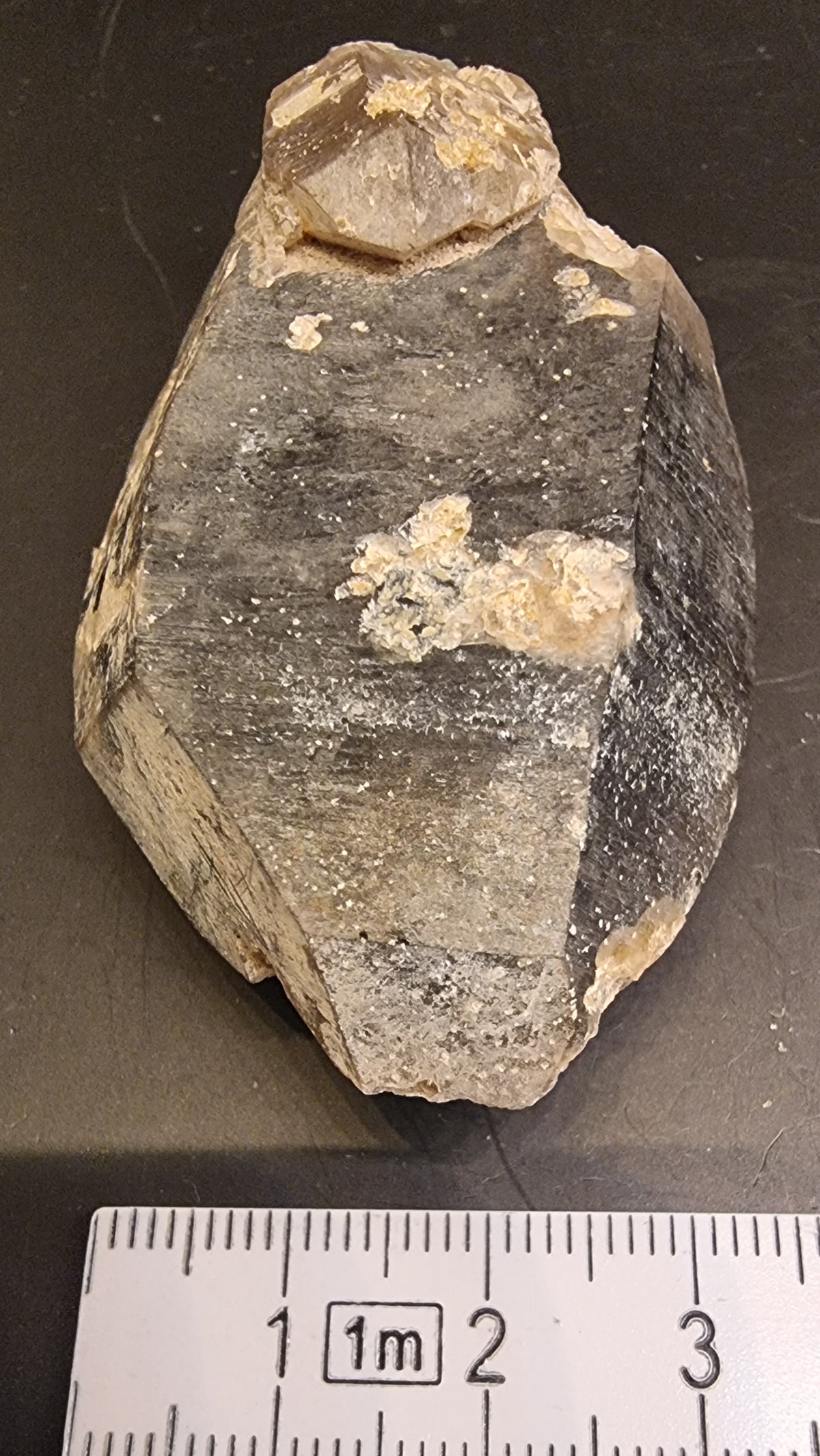 RØYKKVARTS MED NATURLIG MINERALBELEGG
