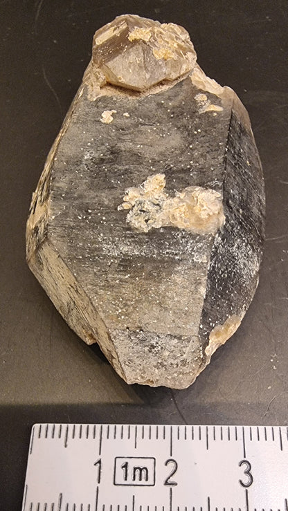 RØYKKVARTS MED NATURLIG MINERALBELEGG