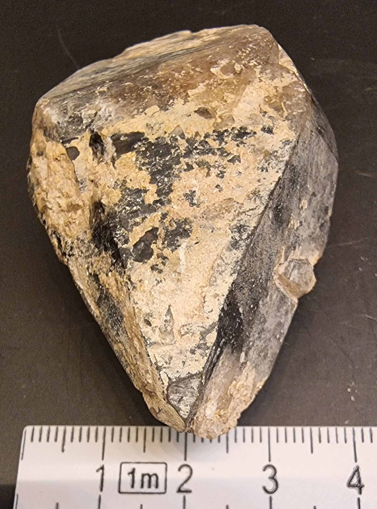 RØYKKVARTS MED NATURLIG MINERALBELEGG