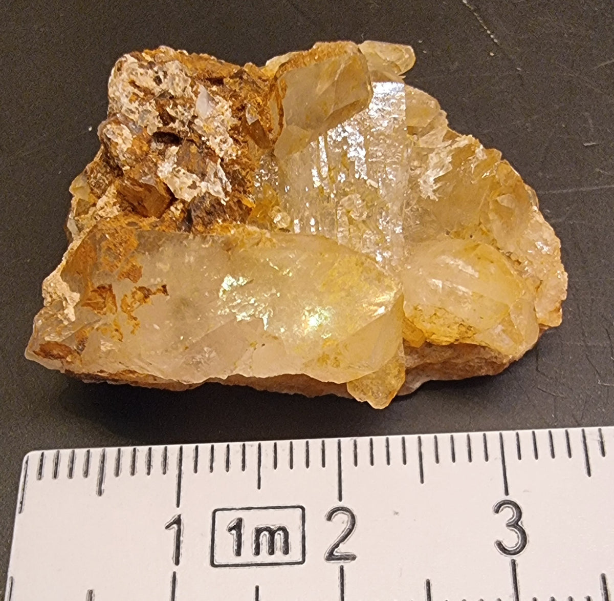 JERNFARGET KALSITT MED GLIMMER