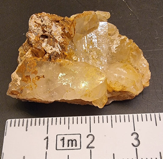 JERNFARGET KALSITT MED GLIMMER