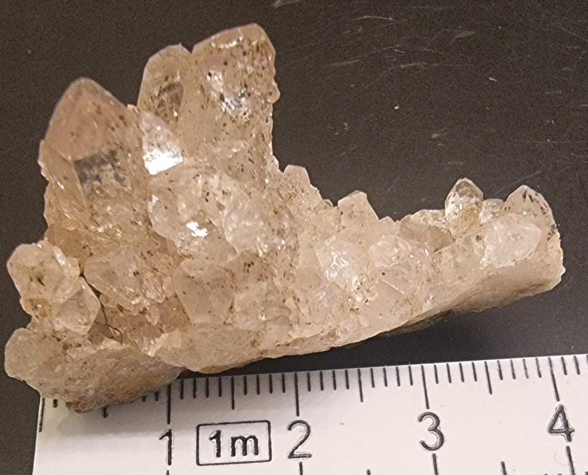 BERGKRYSTALL MED MØRKE MINERALINNESLUTNINGER