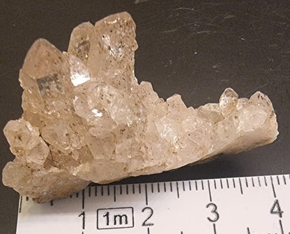 BERGKRYSTALL MED MØRKE MINERALINNESLUTNINGER