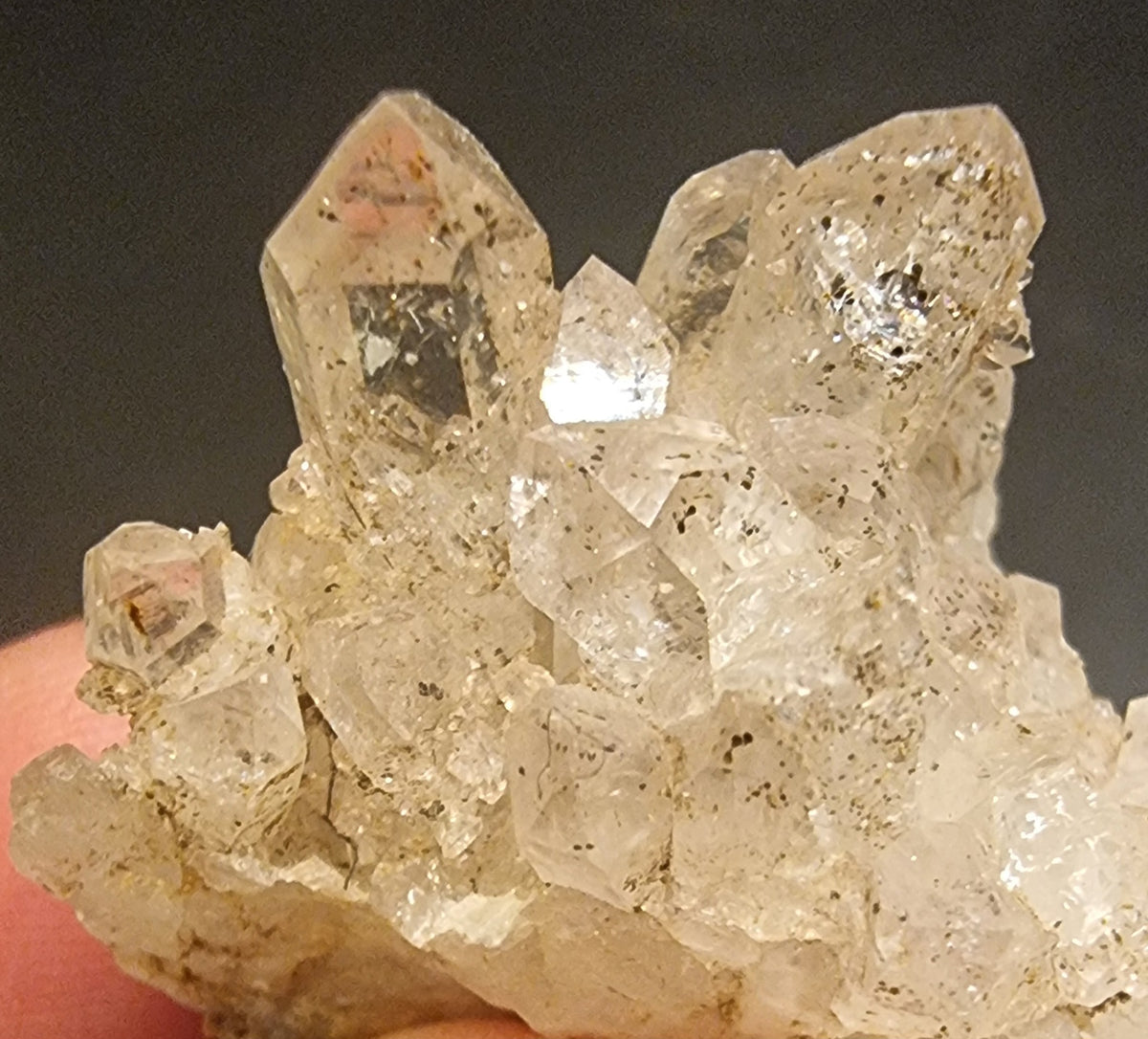 BERGKRYSTALL MED MØRKE MINERALINNESLUTNINGER