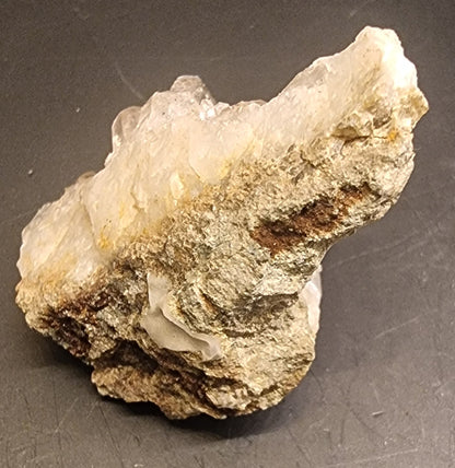 BERGKRYSTALL MED MØRKE MINERALINNESLUTNINGER