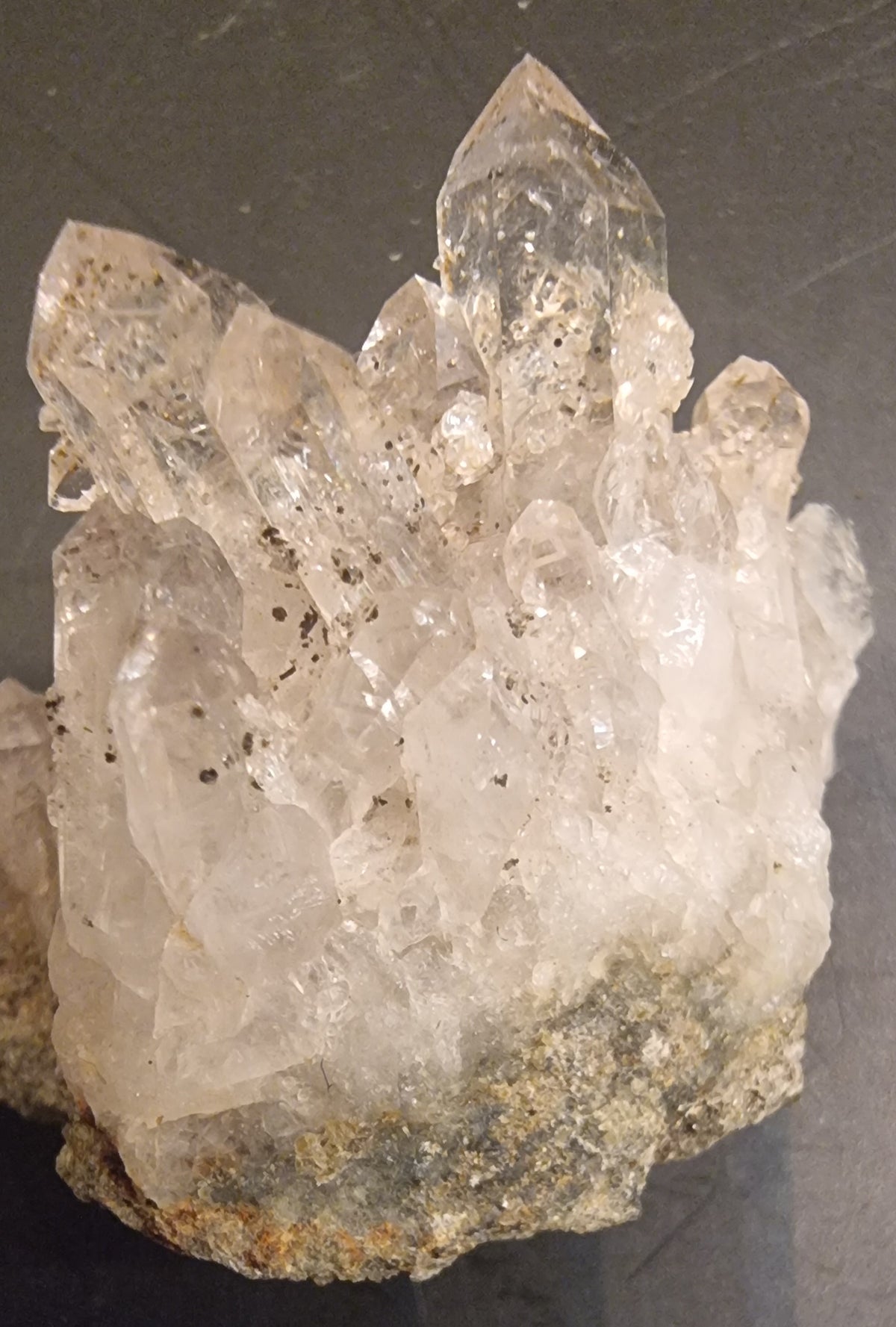 BERGKRYSTALL MED MØRKE MINERALINNESLUTNINGER