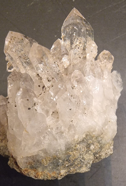 BERGKRYSTALL MED MØRKE MINERALINNESLUTNINGER