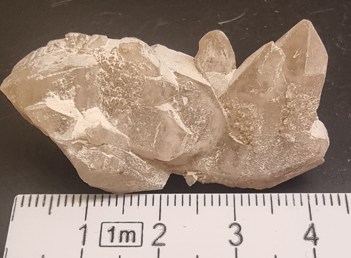 RØYKKVARTS MED HVITT MINERALBELEGG