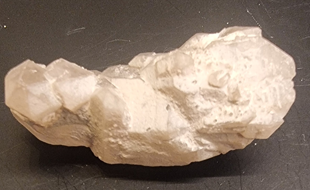 RØYKKVARTS MED HVITT MINERALBELEGG