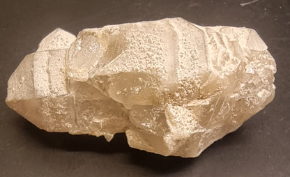 RØYKKVARTS MED HVITT MINERALBELEGG