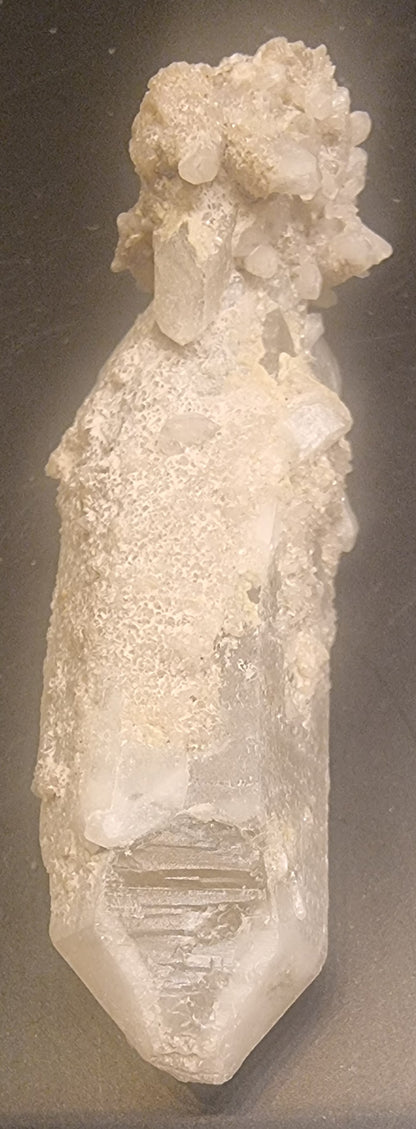 BERGKRYSTALL MED DRUSISK KVARTSBELEGG – 20 G
