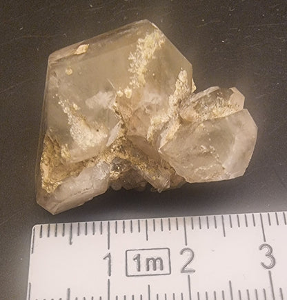 RØYKKVARTS MED LYST MINERALBELEGG – 14 G