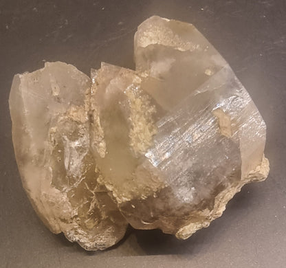RØYKKVARTS MED LYST MINERALBELEGG – 14 G