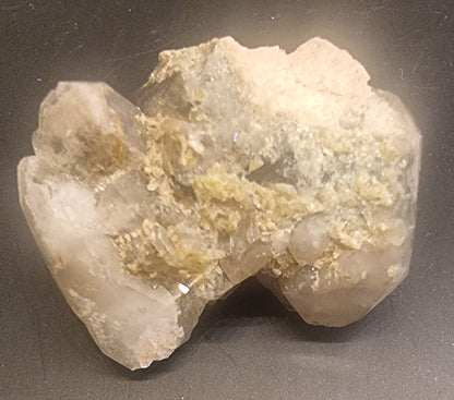 RØYKKVARTS MED LYST MINERALBELEGG – 14 G