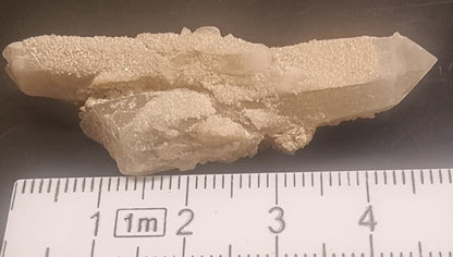 BERGKRYSTALL MED DRUSISK KVARTSBELEGG – 10 G