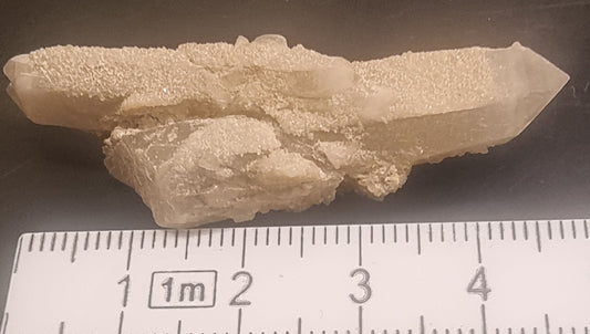 BERGKRYSTALL MED DRUSISK KVARTSBELEGG – 10 G