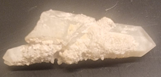 BERGKRYSTALL MED DRUSISK KVARTSBELEGG – 10 G